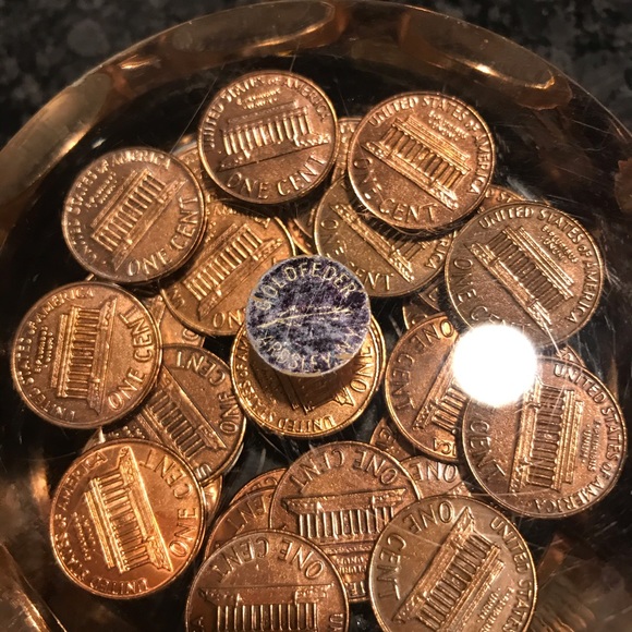 Vintage acrylic  paperweight with 1973 pennies - Picture 4 of 4